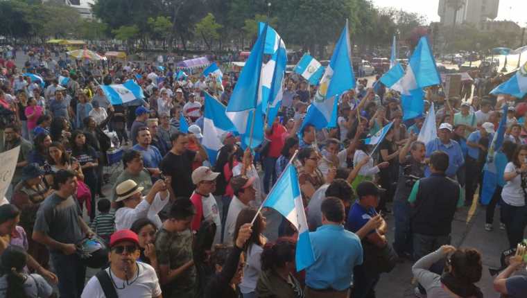 Guatemaltecos se congregaron en la Plaza de la Constitución para exigir la cancelación del partido FCN-Nación. El Palacio Nacional de la Cultura estuvo resguardado por elementos de la Policía Nacional Civil. (Foto Prensa Libre: Érick Ávila)