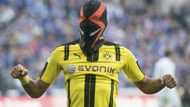Aubameyang festejó su gol contra el Schalke (1-1) con una máscara de luchador. (Foto Prensa Libre: AP).