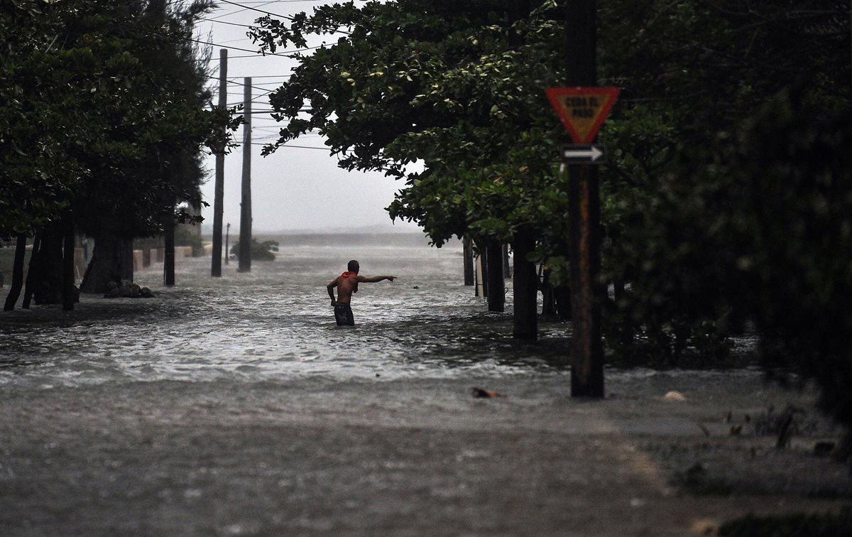 Una persona camina en una de las calles inundadas de La Habana, la capital cubana. (Foto Prensa Libre: AFP)