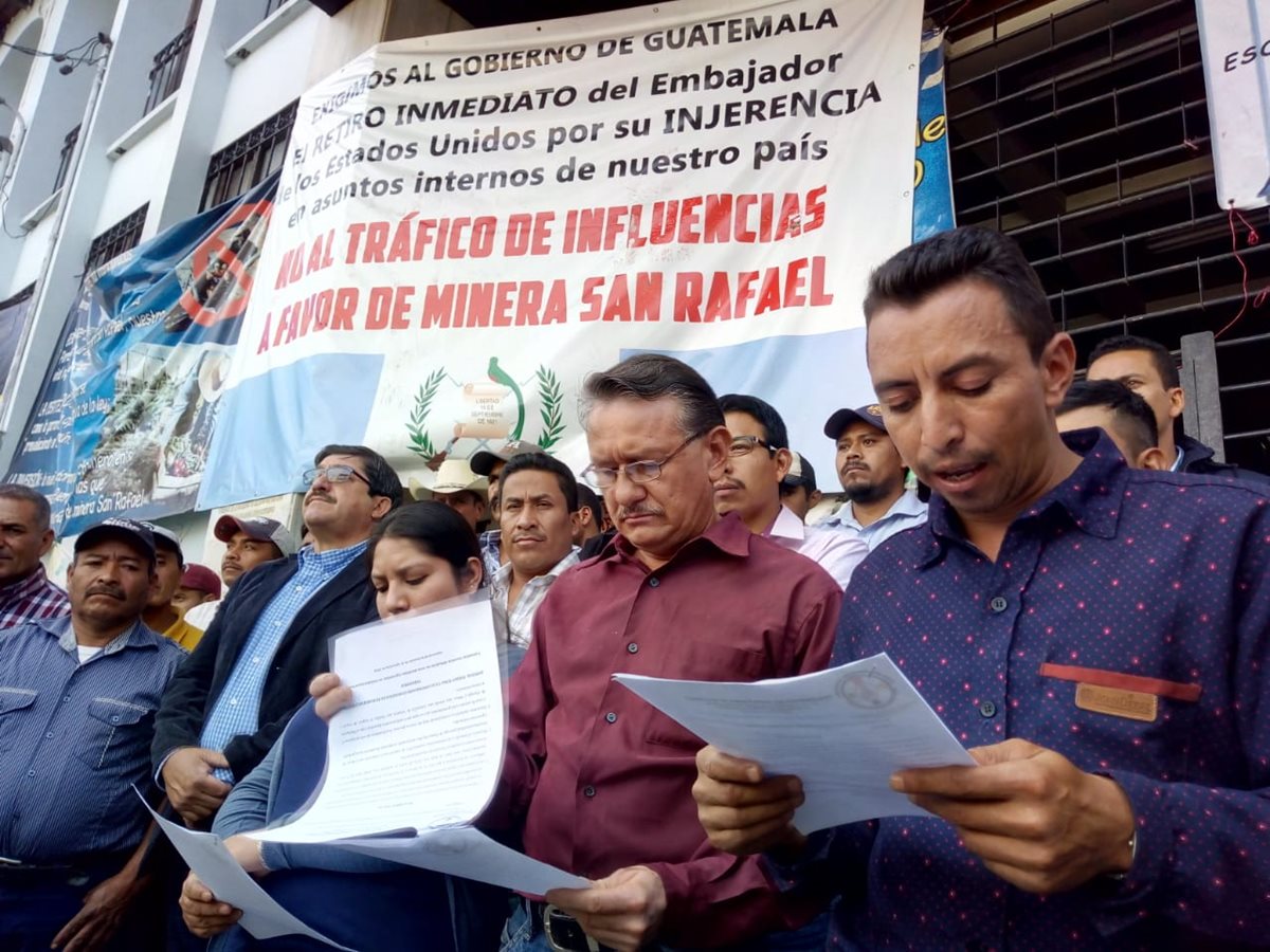 Representantes de comunidades xincas, del Parlamento Xinca y alcaldes de municipios aledaños a San Rafael Las Flores brindaron una conferencia de prensa frente a la CC. (Foto, Prensa Libre: Óscar Rivas).