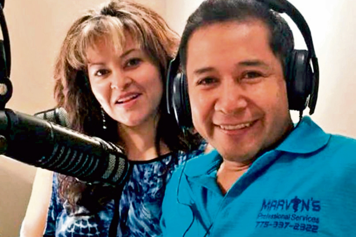 Otzoy en entrevista en el programa radial Opinión y Diálogo, de Laura Calzada, en donde habló sobre migración, en Nevada.