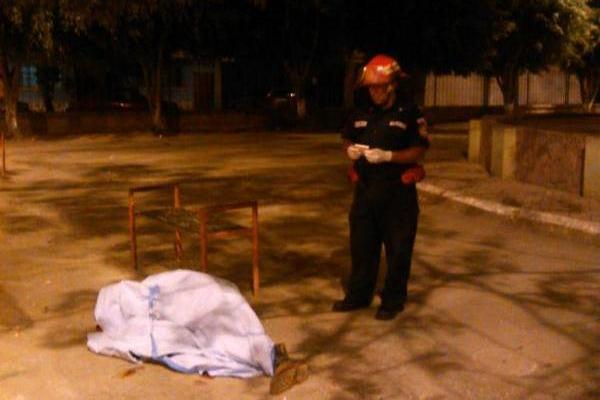 El cuerpo de un hombre de unos 35 años en el parque municipal de la colonia La Barreda, zona 18 (Foto Prensa Libre: CBM)<br _mce_bogus="1"/>