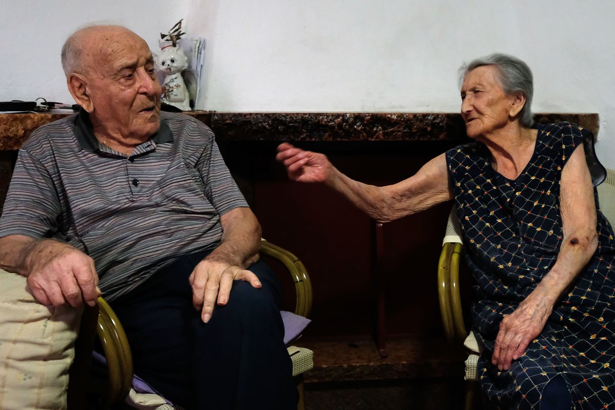 Antonio Vasallo (izq.) de 100 años de edad, junto a su esposa, Amina Fedollo de 93, ambos residentes de Acciaroli, al sur de Italia. (Foto Prensa Libre: AFP).