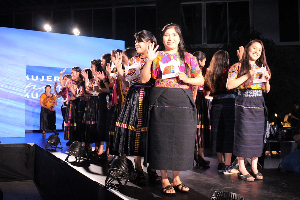 El programa Mujeres por Mujeres apoya en comunidades de Quetzaltenango a muchas mujeres para impulsar emprendimientos, en esta primera promoción en actividades como confección. (Foto, Prensa Libre: Cortesía Pepsico).