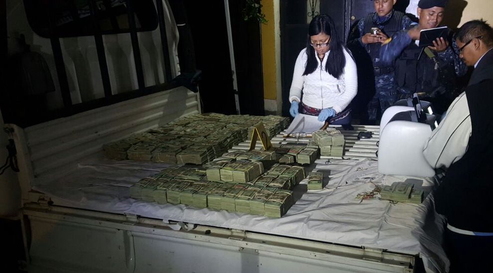 Fiscales contabilizan el dinero encontrado en una caleta dentro de un camión. (Foto Prensa Libre: PNC)