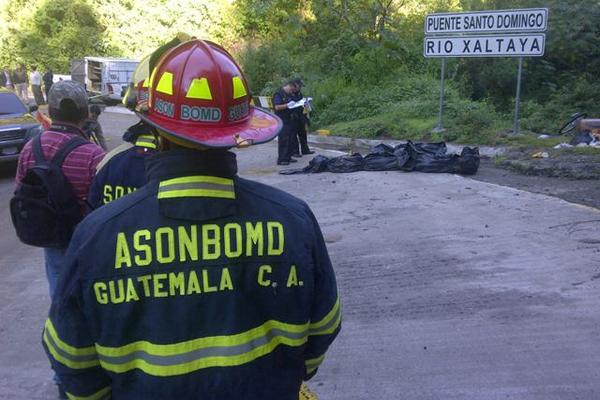 Bomberos fueron alertados por conductores que transitaban por el área. (Foto Prensa Libre: Estuardo Paredes)
