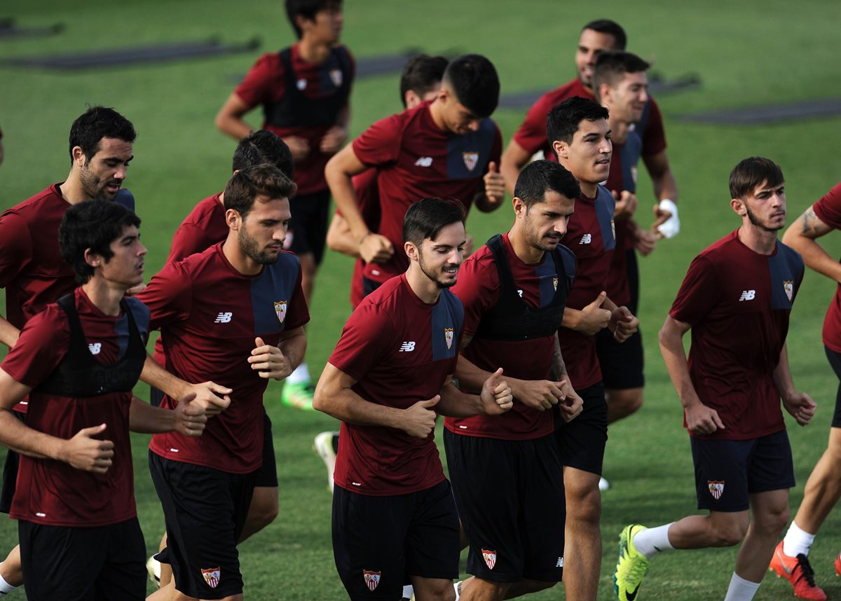 Los jugadores del Sevilla durante el entrenamiento de este lunes en la Ciudad Deportiva previo al partido de la Liga de Campeones de Europa contra el Olympique de Francia. (Foto Prensa Libre: AFP)