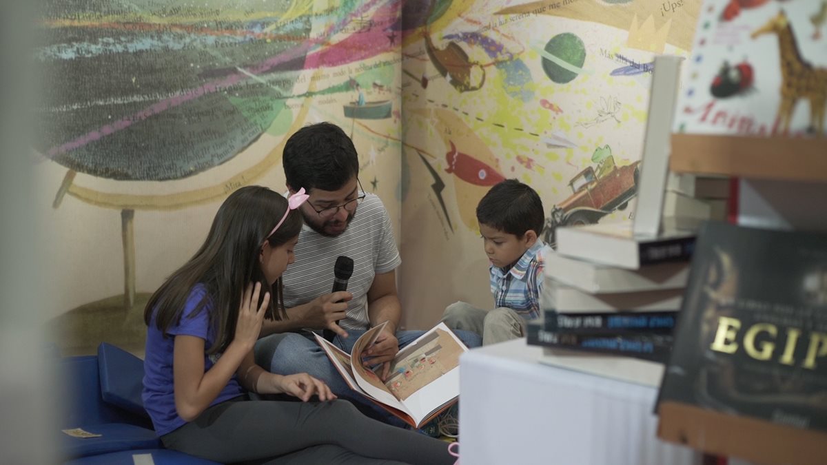Sara, José -autor de la nota- y David leyeron juntos un cuento en la Filgua 2018 (Foto Prensa Libre: Alvaro González).