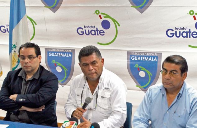 Renato Durán (izquierda), Milton Mendoza (al centro) y Fernando Gómez, son los miembros del Comité Ejecutivo de la Federación. (Foto Prensa Libre: Milton Lenin Melendez Urizar)