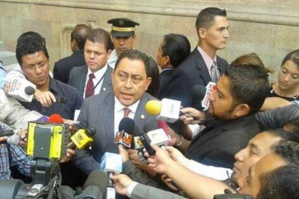 El ministro de Gobernación dio declaraciones sobre los supuestos narcos capturados en los últimos días. (Foto Prensa Libre: MINGOB)<br _mce_bogus="1"/>