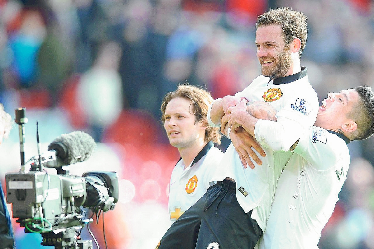 Juan Mata  celebra junto al argentino Marcos Rojo (Foto Prensa Libre: EFE)