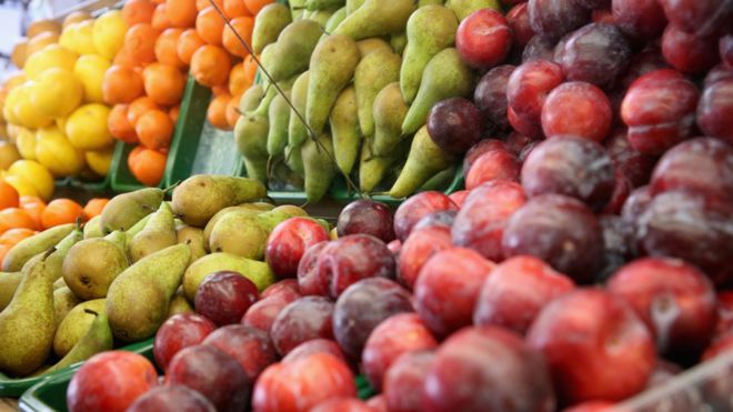 Siempre nos dijeron que comer fruta era sano pero ahora hay mucha confusión por su contenido de azúcar. (Getty Images)