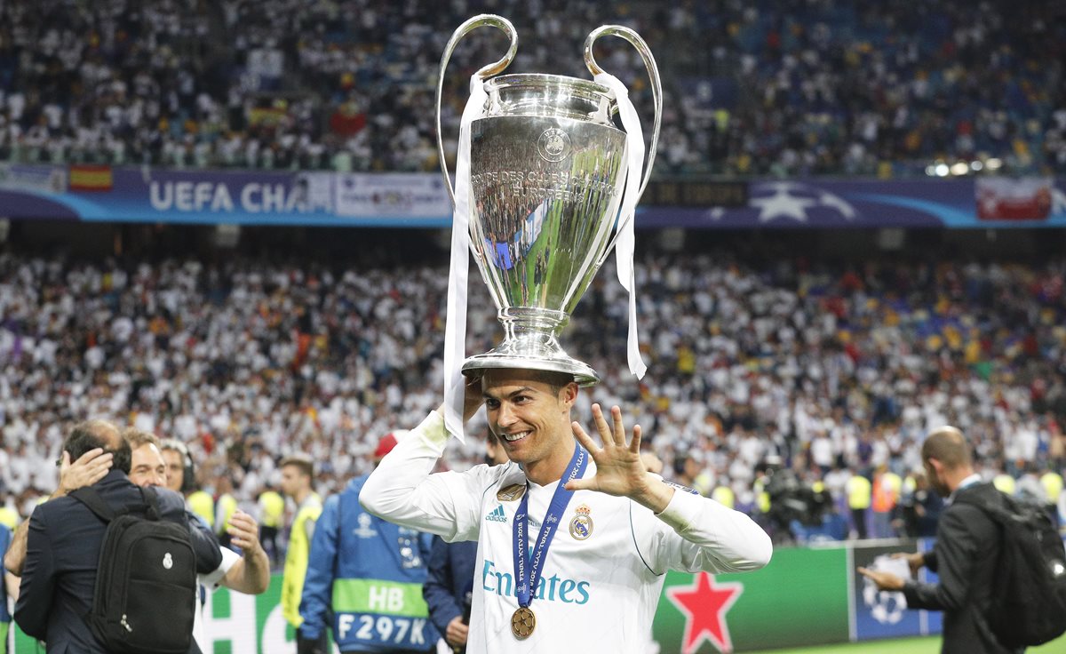 Cristiano muestra el número cinco con su mano tras ganar una Champions más en su carrera como futbolista profesional. (Foto Prensa Libre: EFE)