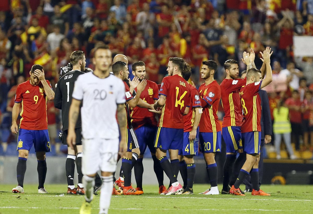 Los jugadores de la selección española saludan al público, al término del partido de clasificación para el Mundial Rusia 2018 ante Albania. (Foto Prensa Libre: EFE)