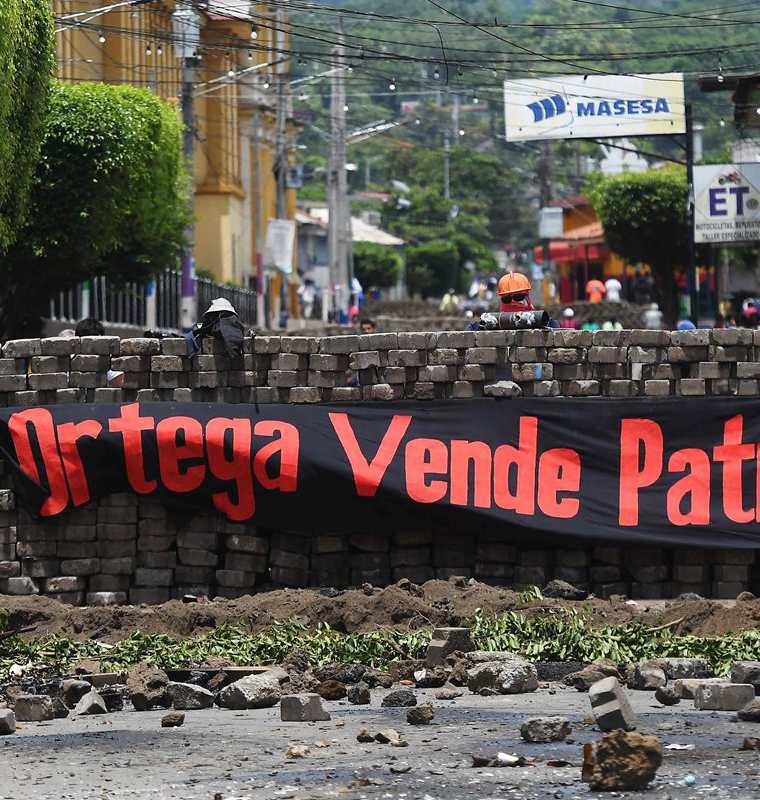 Una barricada con maniquíes disfrazados de manifestantes y una pancarta que dice "Ortega vendede Patria" en Masaya, Nicaragua. (AFP).
