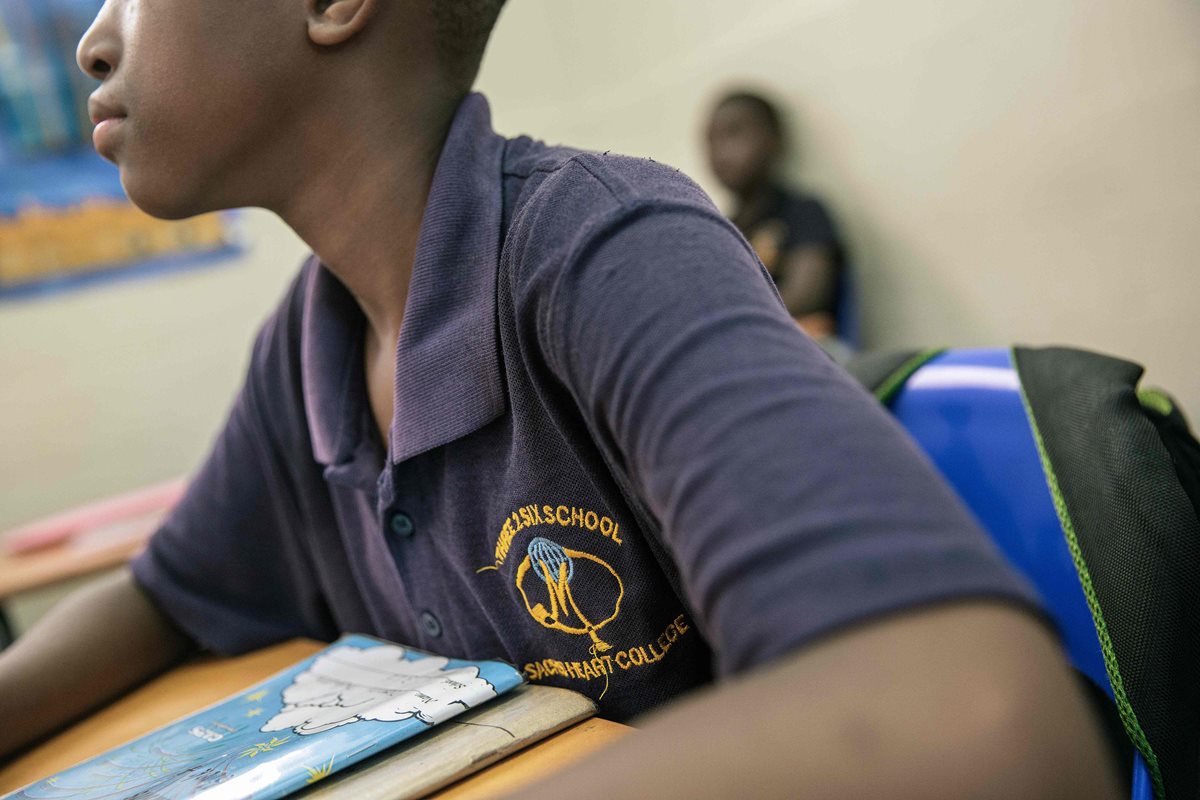 Un niño refugiado asiste al Colegio del Sagrado Corazón en Johannesburgo, Sudáfrica. (Foto Prensa Libre: AFP).