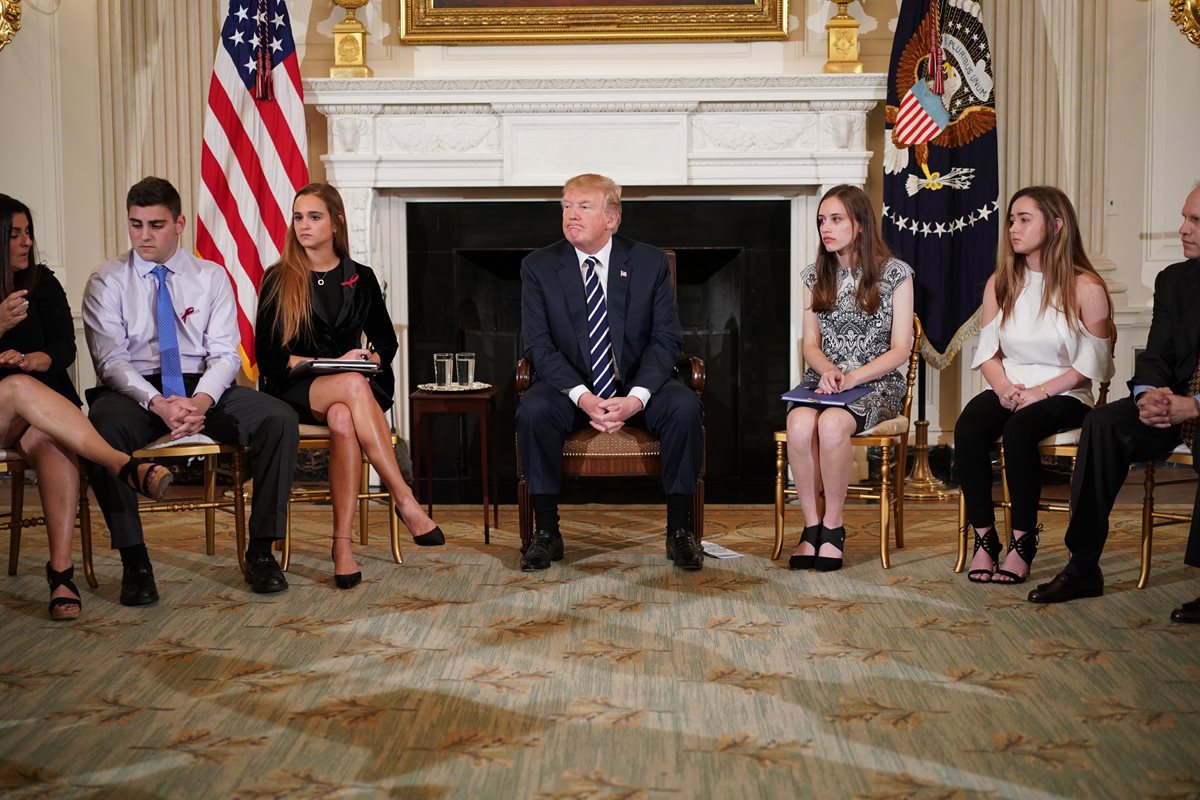Donald Trump, participa en una sesión de escucha. sobre la violencia armada con maestros y estudiantes en la Casa Blanca. (Foto Prensa Libre:AFP).