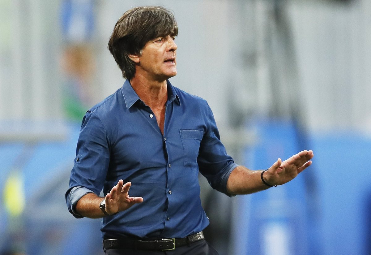 El estratega de Alemania, Joachim Loew, se mantuvo expectante durante la final de la Copa Confederaciones 2017.
