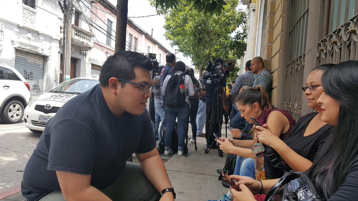 El jueves pasado, los periodistas permanecieron por más de dos horas en la calle, afuera del Congreso, porque no les permitieron el ingreso. (Foto Prensa Libre: Jessica Gramajo)