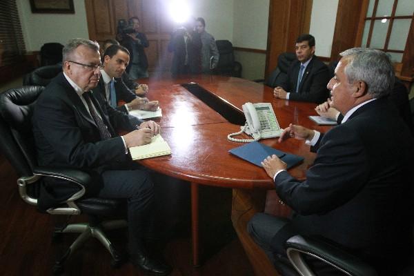 El zar antidrogas de la ONU, Yuri Fedetov, en la reunión con Pérez Molina, en la Casa Presidencial.