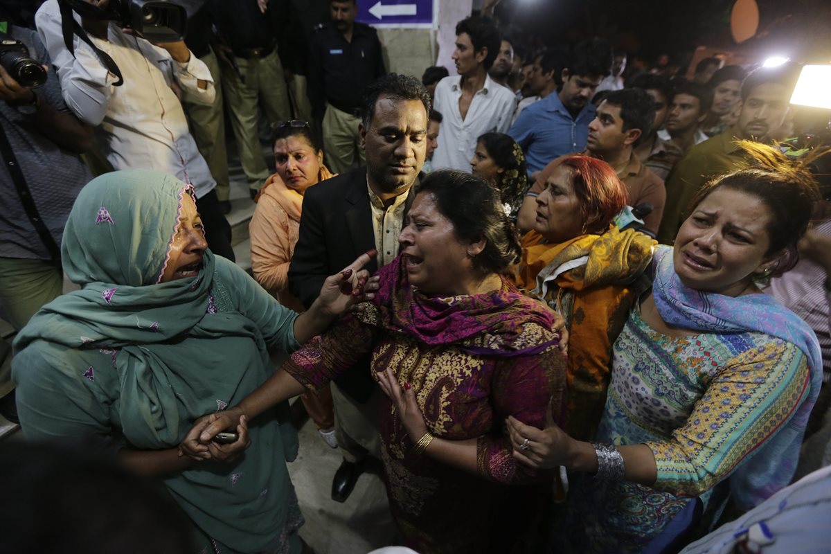 Familiares de las víctimas del atentado suicida en Pakistán, lloran después de la tragedia. (Foto Prensa Libre: EFE).
