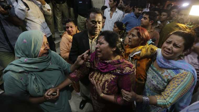 Familiares de las víctimas del atentado suicida en Pakistán, lloran después de la tragedia. (Foto Prensa Libre: EFE).