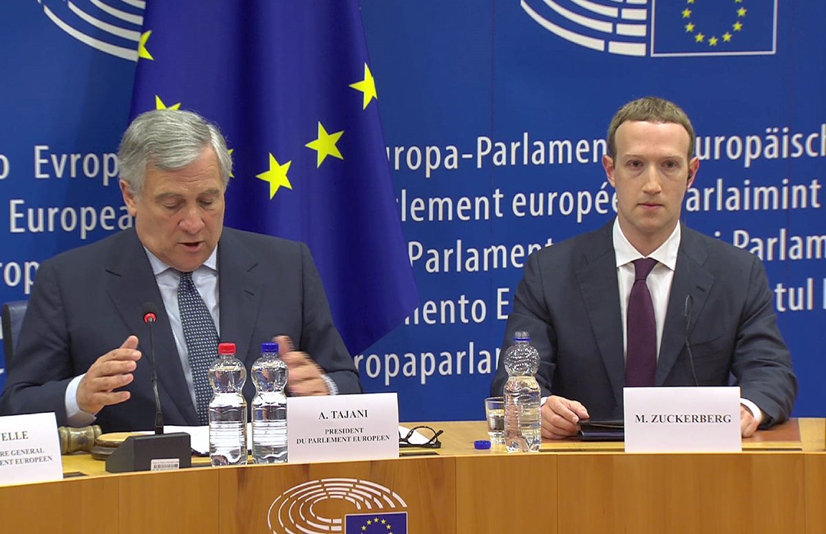 El fundador de Facebook, Mark Zuckerberg, y el presidente del Parlamento Europeo, Antonio Tajani durante su reunión para dar cuenta del uso de datos de 500 millones de usuarios. (Foto Prensa Libre: EFE)