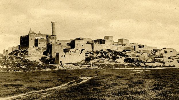 Muchos musulmanes creen que los huesos del profeta Jonás se quedaron en la colina de Nabi Yunus, cerca de la antigua ciudad de Nínive. GETTY IMAGES