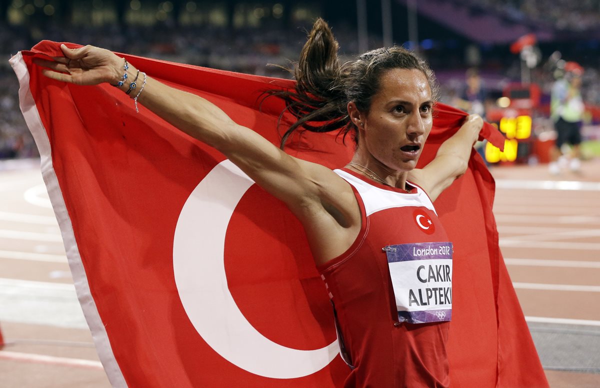 Asli Cakir aceptó renunciar a su título olímpico y cumplir la suspensión. (Foto Prensa Libre: AP)