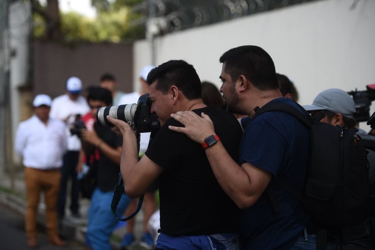 Rodrigo Polo cuando obstaculiza la labor periodística de los fotógrafos durante manifestación frente a sede de la Cicig. (Foto Prensa Libre: Cortesía)