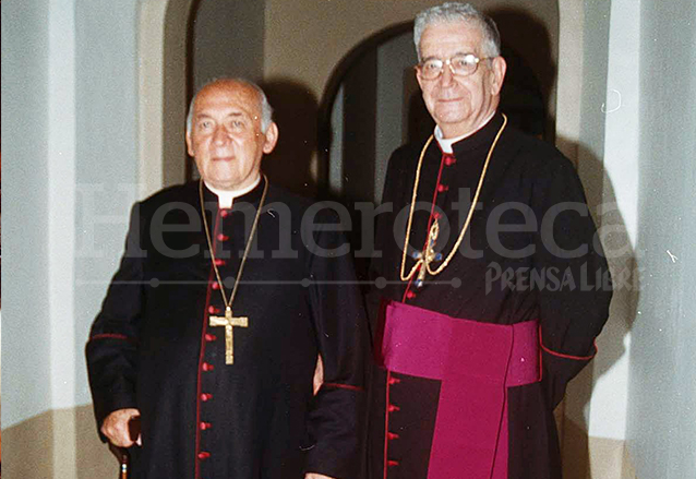 Monseñor Próspero Penados del Barrio, arzobispo emérito y el nuevo Arzobispo, Quezada Toruño en 2001. (Foto: Hemeroteca PL)