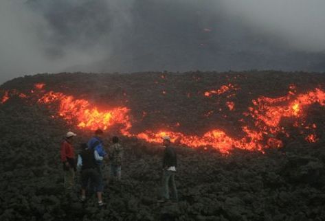 Pobladores de las aldeas cercanas al volcán de Pacaya, observan en los alrededores del coloso la erupción. (Foto Prensa Libre: Enrique Paredes)
