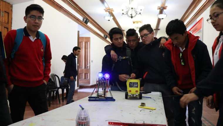 Estudiantes de bachillerato desarrollaron un robot de peleas con material reciclable. (Foto Prensa Libre: María Longo)