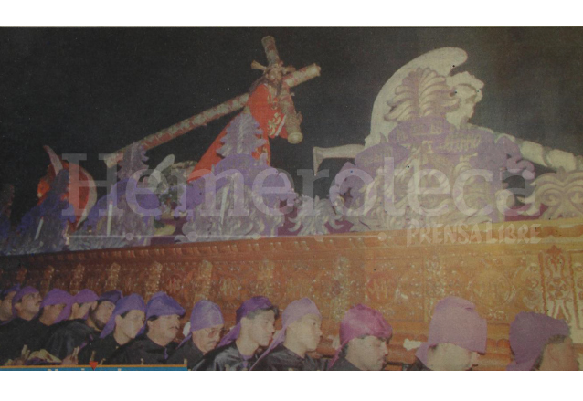 Detalle de la portada del martes 2 de abril de 1996 informando sobre la procesión de Jesús de las Tres Potencias que cumplía ese año su primer centenario de realizarse en la ciudad. (Foto: Hemeroteca PL)