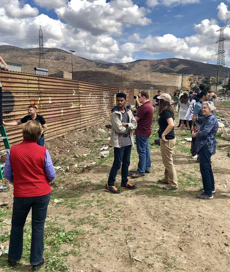 Turistas visitan los prototipos de muro fronterizo  en el límite entre San Diego, California, EE. UU. y Tijuana, México.(Foto Prensa Libre:EFE).