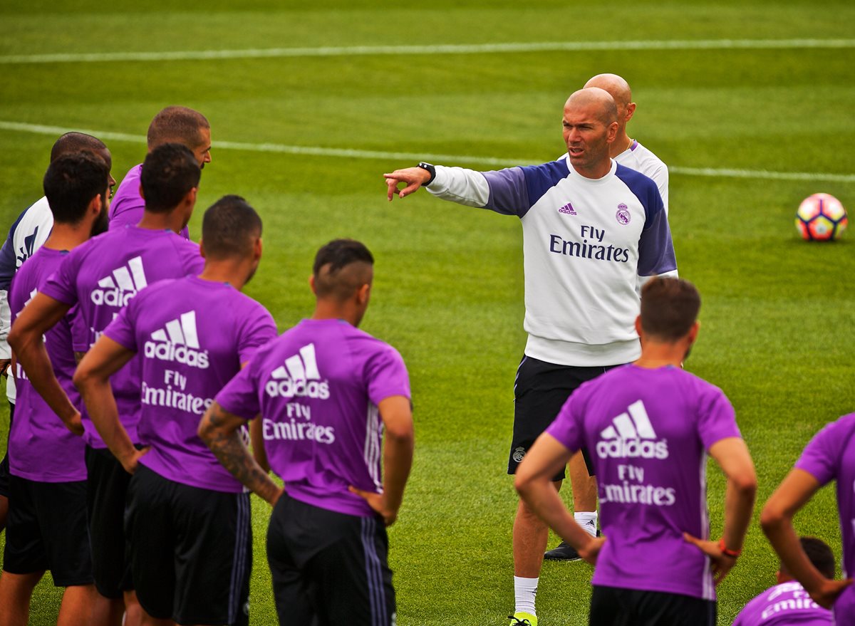 El técnico del Real Madrid, Zinedine Zidane (c), da instrucciones a sus jugadores en un entrenamiento del equipo en Montreal, Canadá. (Foto Prensa Libre: EFE)
