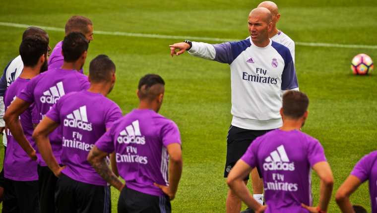 El técnico del Real Madrid, Zinedine Zidane (c), da instrucciones a sus jugadores en un entrenamiento del equipo en Montreal, Canadá. (Foto Prensa Libre: EFE)