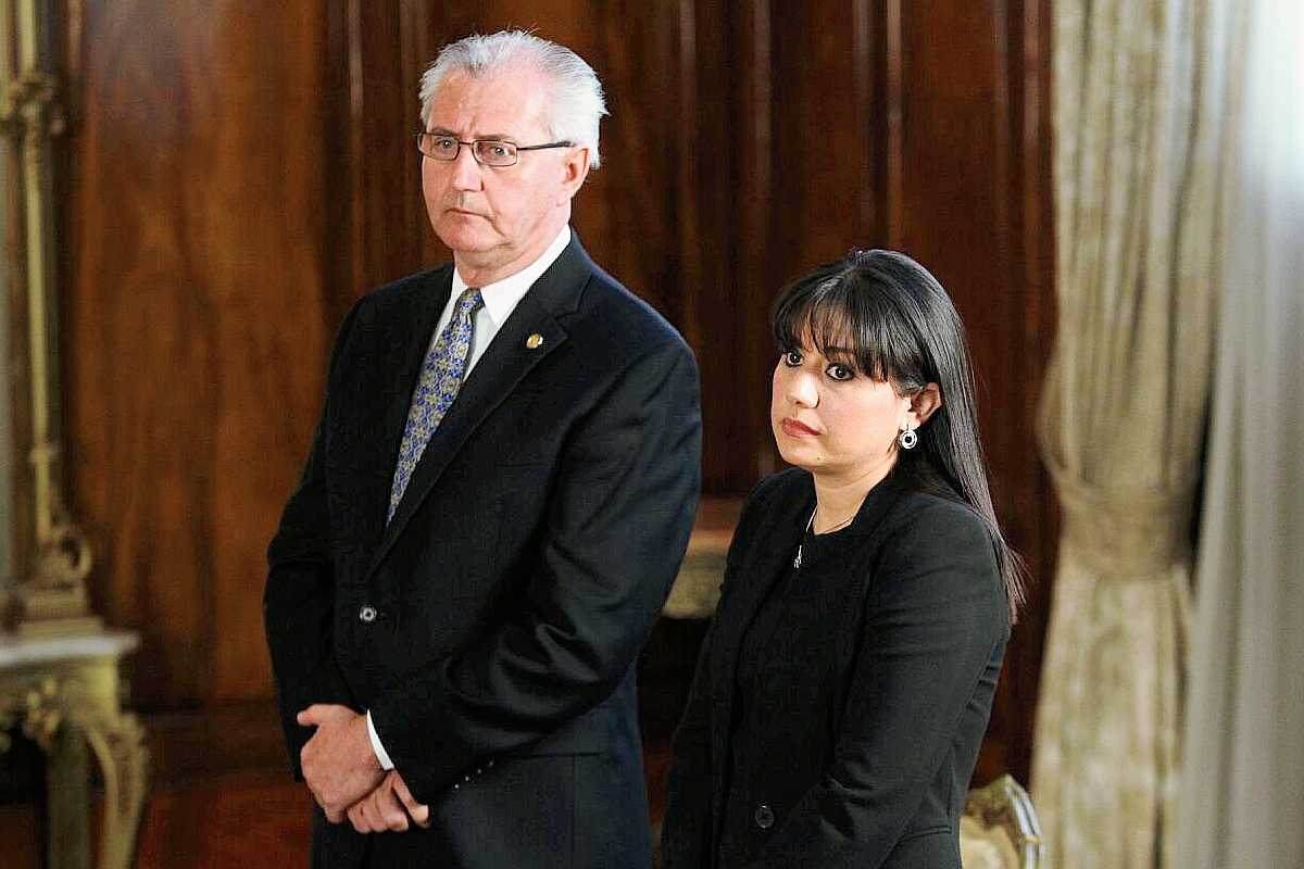 José Miguel De la Vega y Paola Alejandra Ovalle, fueron juramentados por el presidente. (Foto Prensa Libre: Geovanni Contreras)