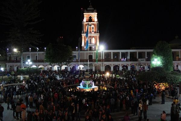 Vista panorámica del nuevo parque y la inauguración. (Foto Prensa Libre: Mike Castillo)<br _mce_bogus="1"/>