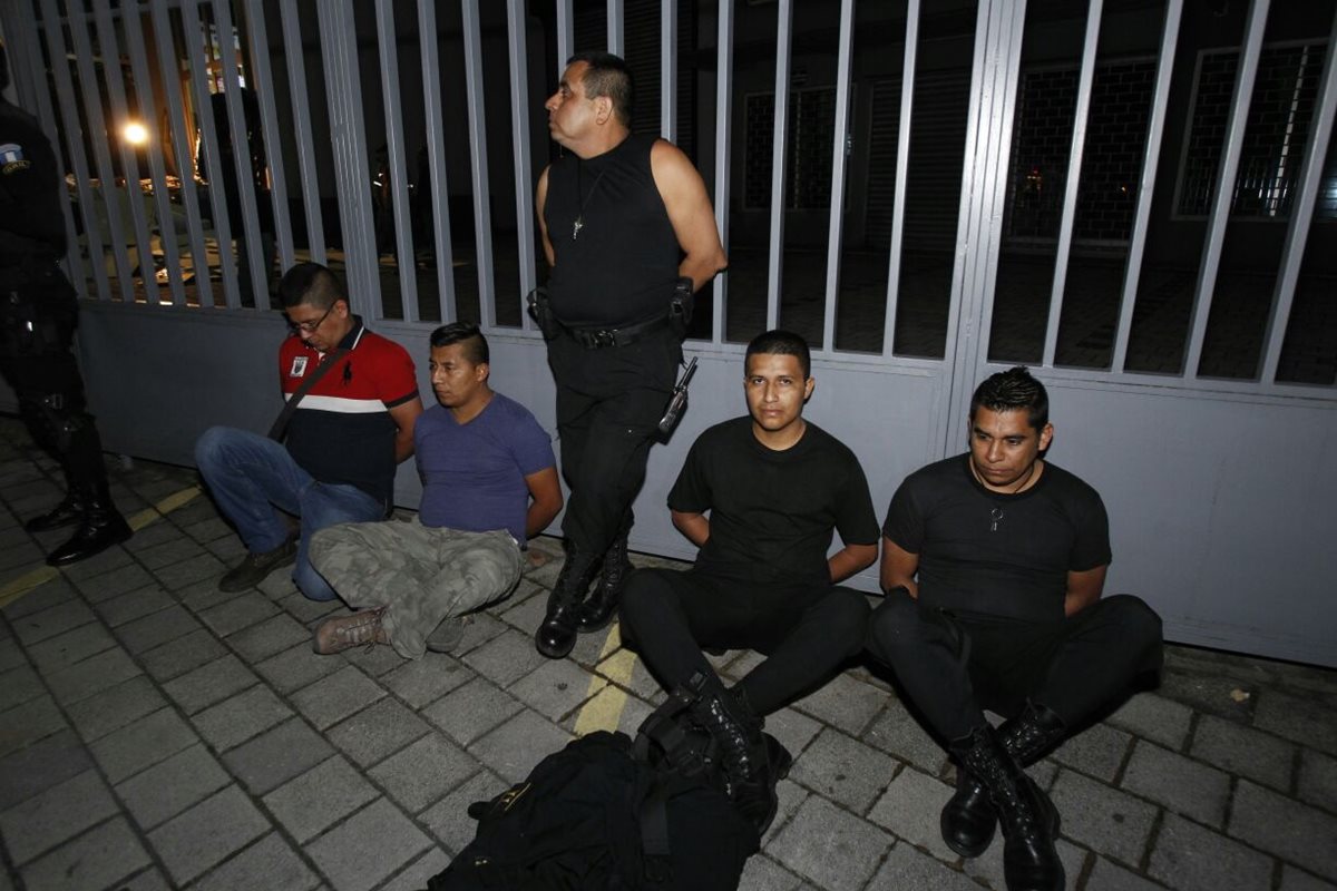 Los cinco agentes de la Policía, fueron detenidos en el kilómetro 8 de la ruta Muxbal, antigua carretera a El Salvador. (Foto Prensa Libre: PNC)