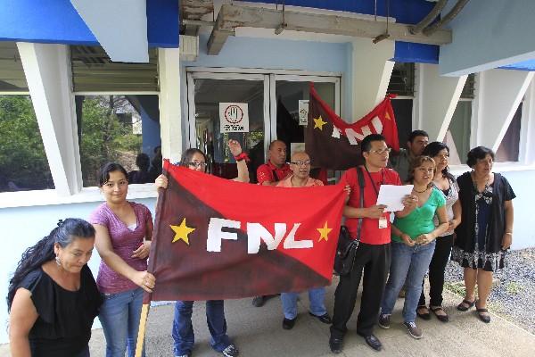 Trabajadores del Laboratorio Nacional de Salud protestan por la falta de insumos y exigen el pago de sueldos atrasados.