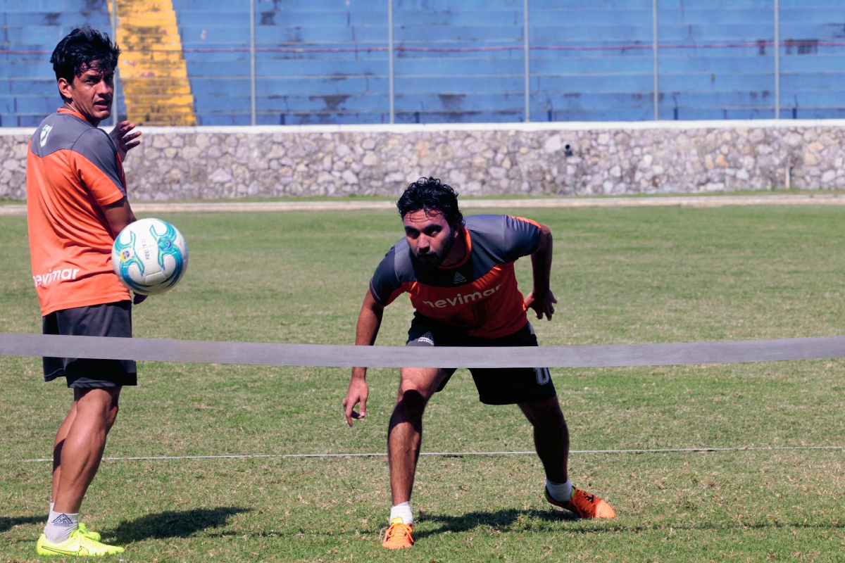 Carlos Kamiani Félix aspira a ser mejor en cada pardido con el equipo universitario. (Foto Prensa Libre: Marcela Morales)