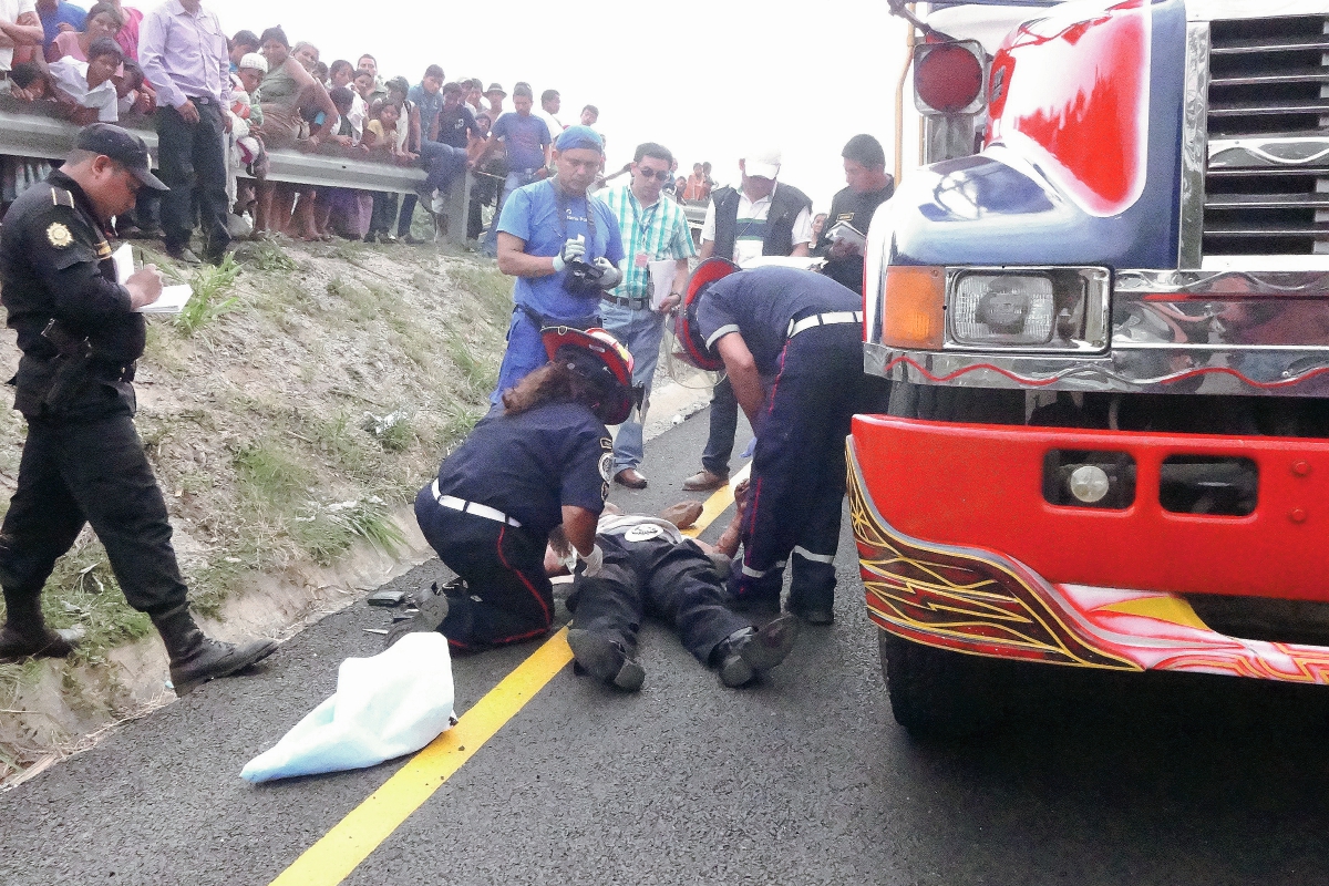 Socorristas atienden  a una parsona que resultó herida durante un asalto a un autobús en Santa Bárbara, Suchitepéquez. (Foto Prensa Libre: Omar Méndez)