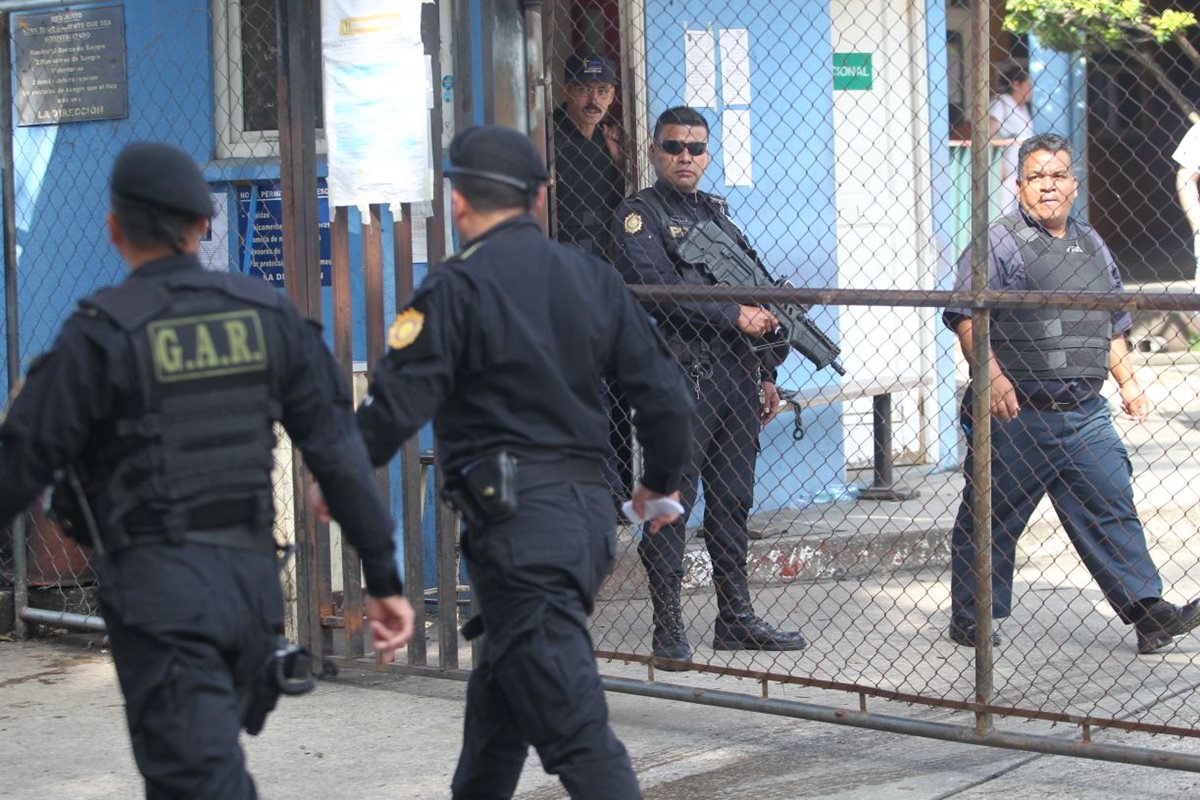 Los guardias de los ingresos recibieron chalecos antibalas. (Foto Prensa Libre: Érick Ávila)