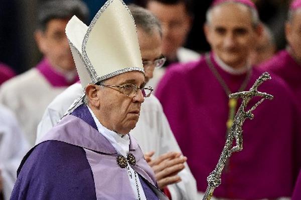 El papa Francisco oficia misa en la basílica de Santa Sabina, en Roma, Italia. (Foto Prensa Libre: EFE)