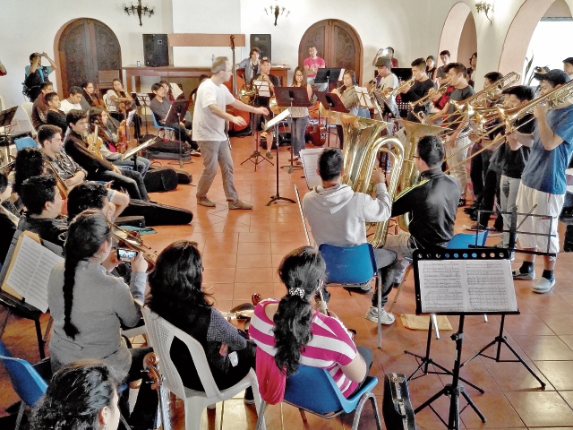 Casi un un centenar de jóvenes viajaron a Panajachel, en Sololá, para recibir talleres musicales. (Foto Prensa Libre: Ángel Julajuj)