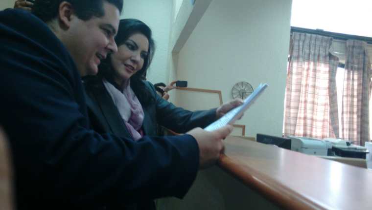 Zury Ríos junto su abogado Juan Carlos Rodil, revisan la acción antes de presentarla a la CSJ. (Foto Prensa Libre: Hemeroteca PL)
