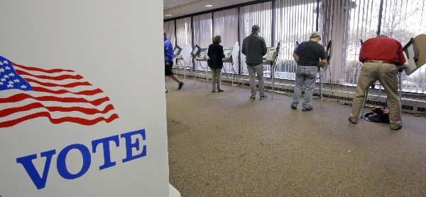Estadounidenses votan anticipados para la Elección en Salt Lake City. (Foto Prensa Libre:AP).