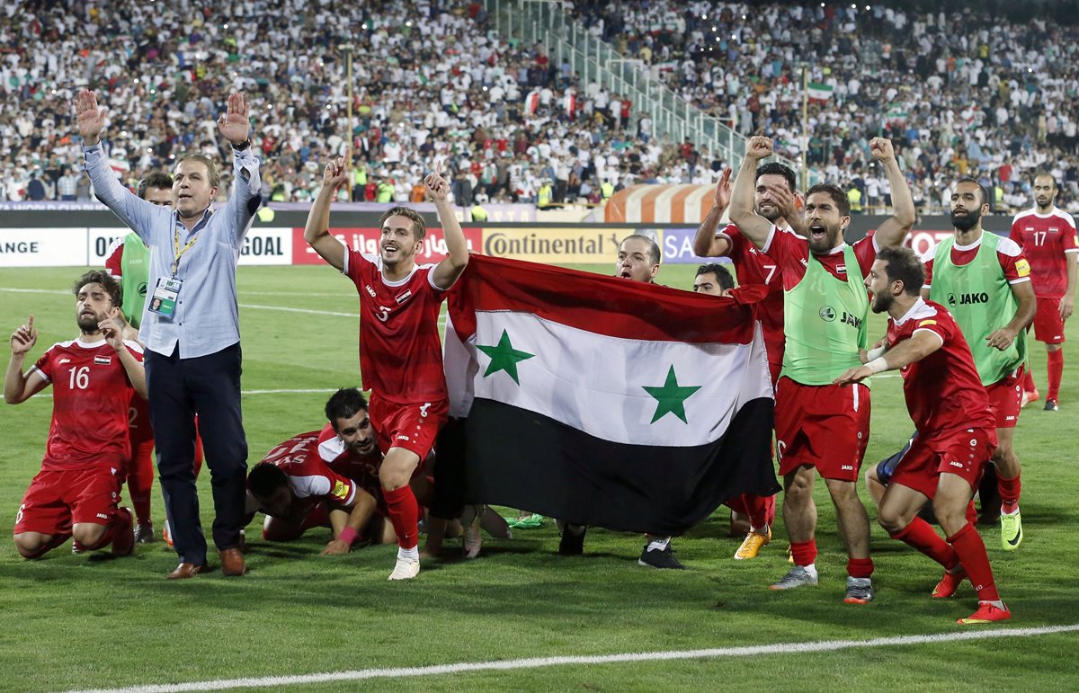 Los jugadores de Siria festejan luego de que su sueño a Rusia 2018, se mantiene intacto y podrán jugar el repechaje. (Foto Prensa Libre: AFP)