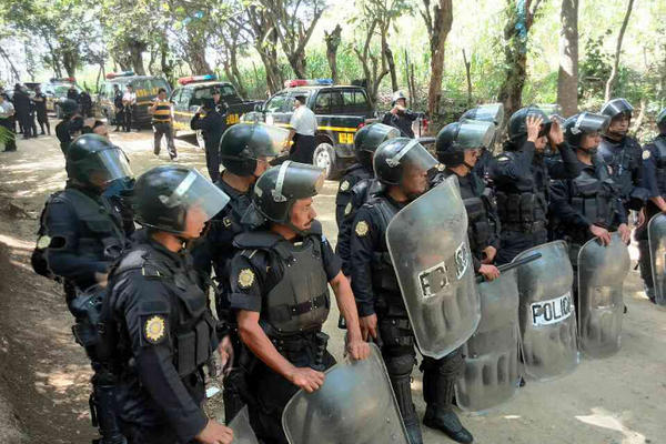 Agentes de la PNC se presentaron en la mina La Puya para evitar disturbios. (Foto Prensa Libre: Estuardo Paredes)